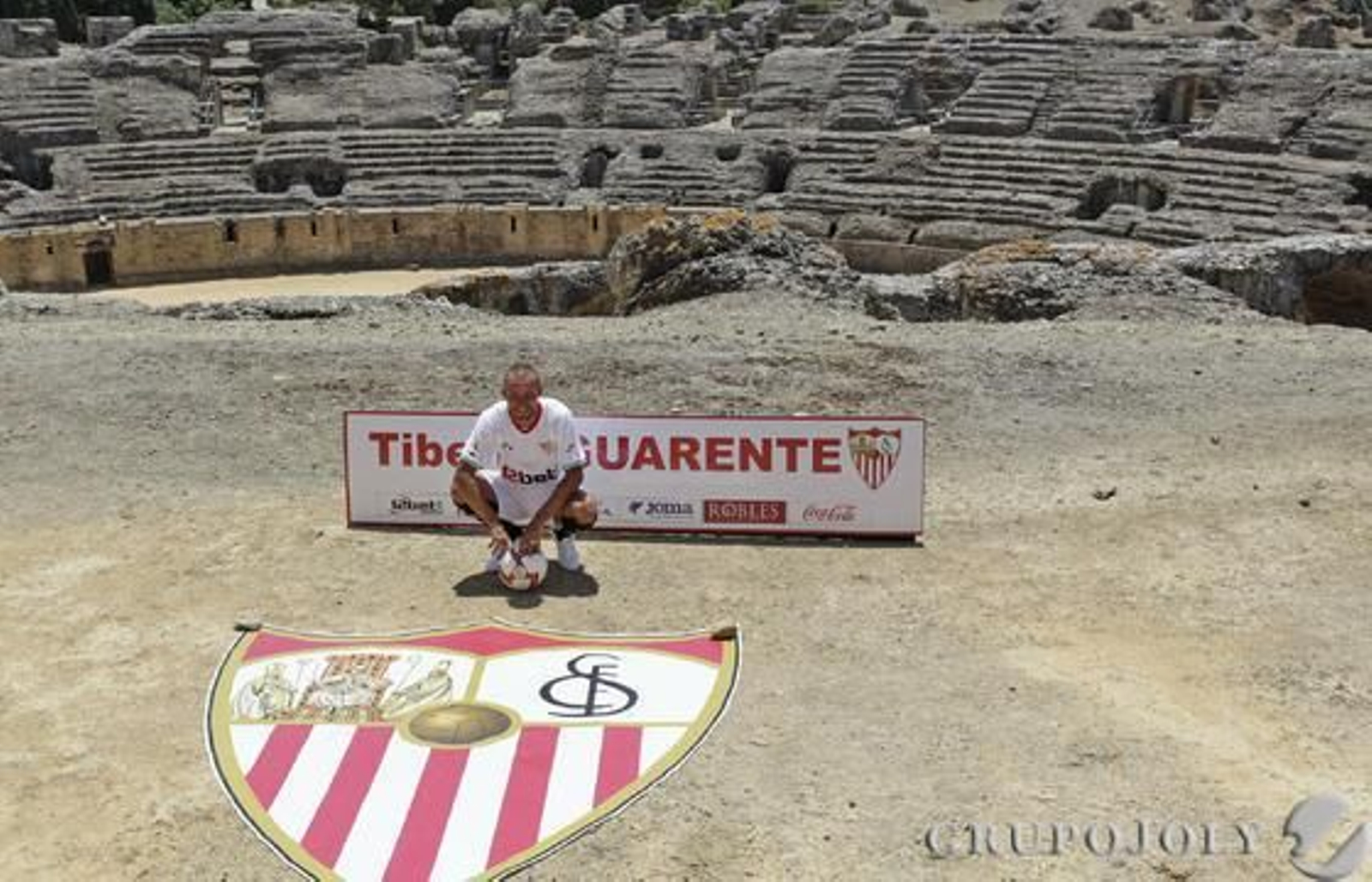 El Sevilla elige el complejo arqueológico para presentar, cual emperador romano, al mediocentro Tibero Guarente.  Foto: Antonio Pizarro