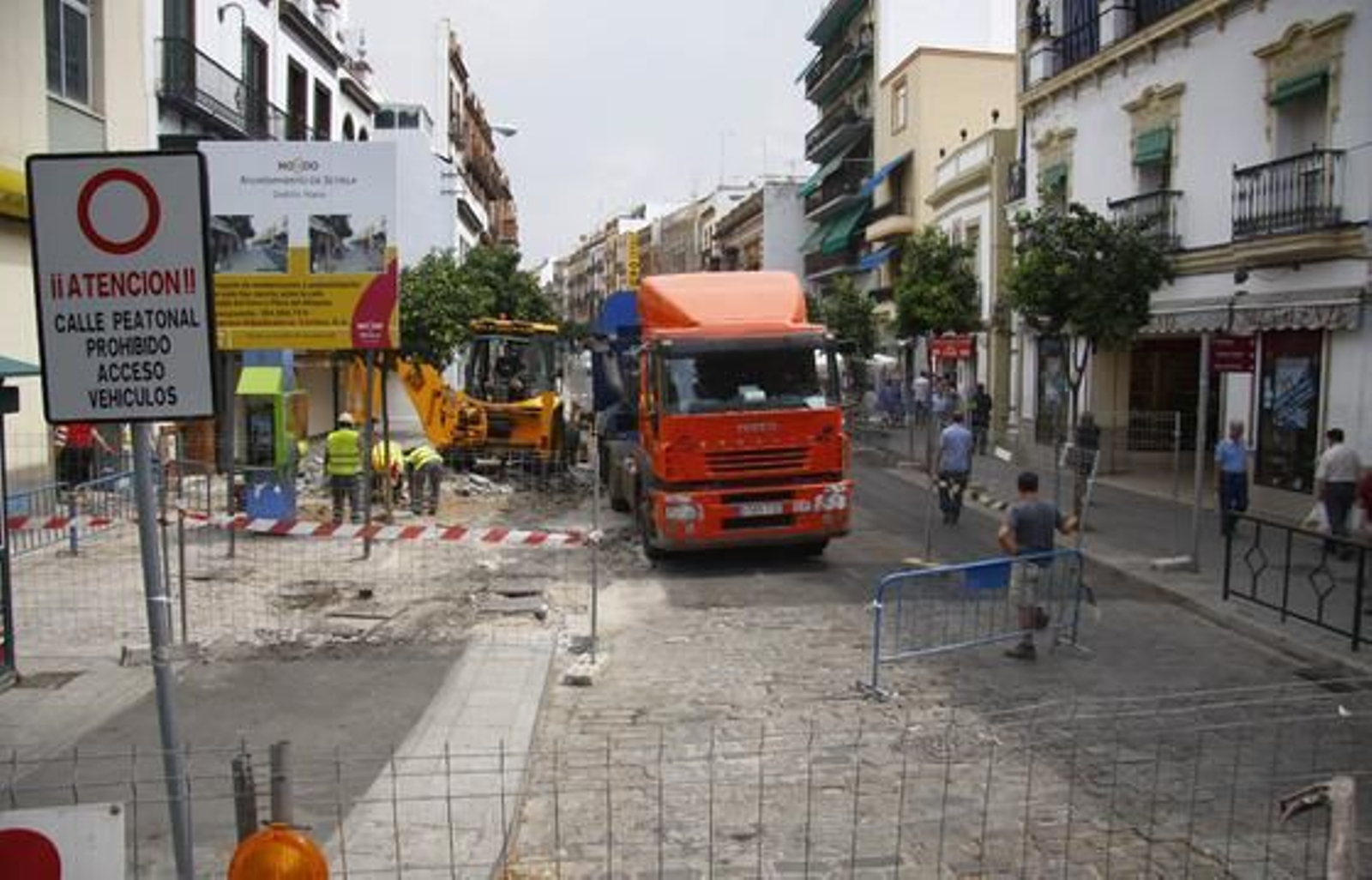 Los operarios ya han comenzado con los trabajos para peatonalizar la calle San Jacinto.

Foto: Belén Vargas