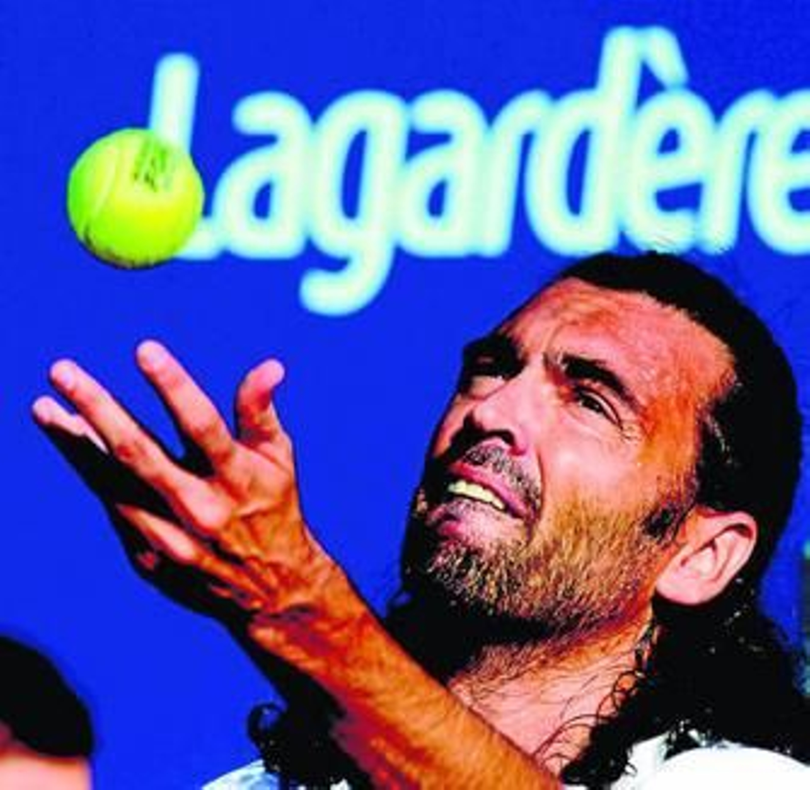 Sergi Bruguera se dispone a sacar en una imagen de archivo.