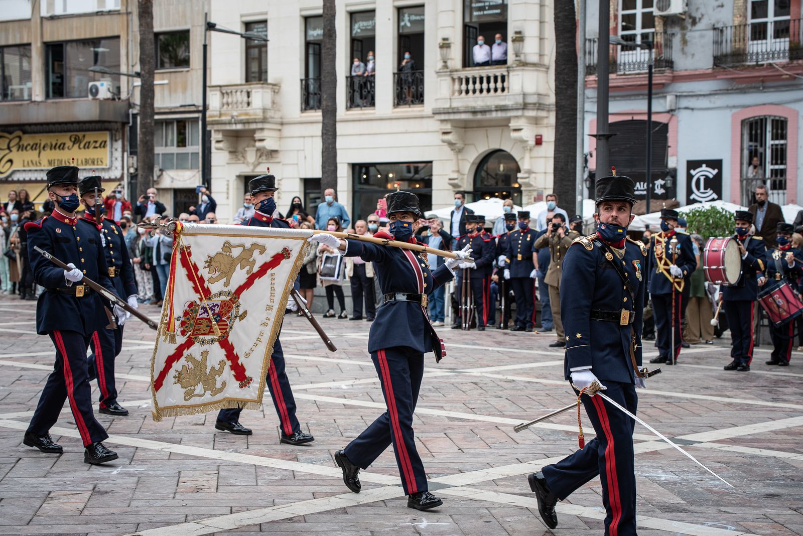 Imágenes del desfile de la Guardia Real por el centro de Huelva