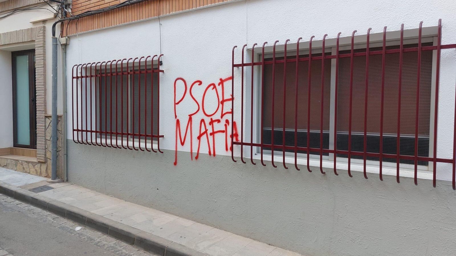 Pintada en la fachada.