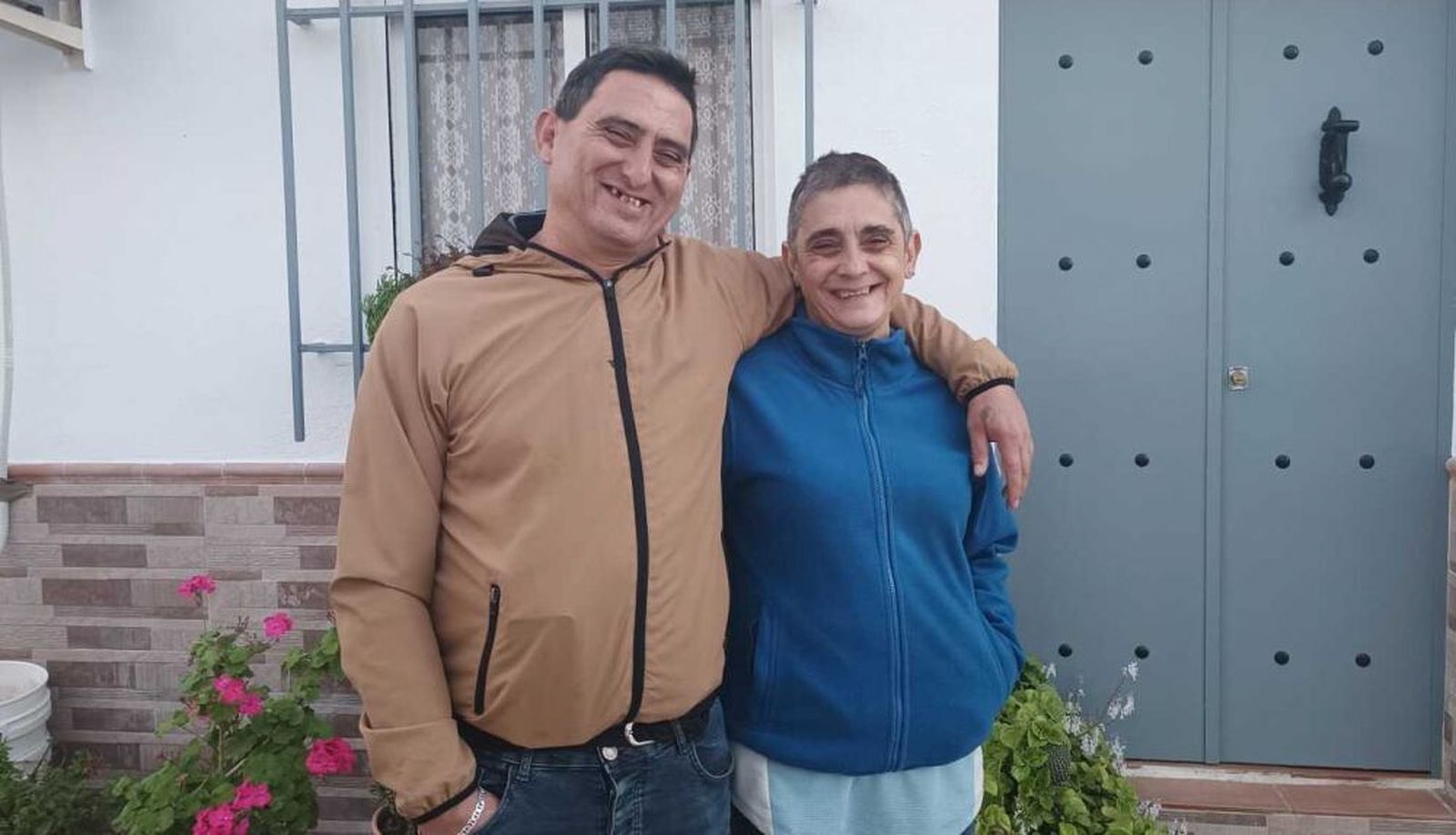 Rafael Abril y su mujer, en su domicilio de Cantillana.