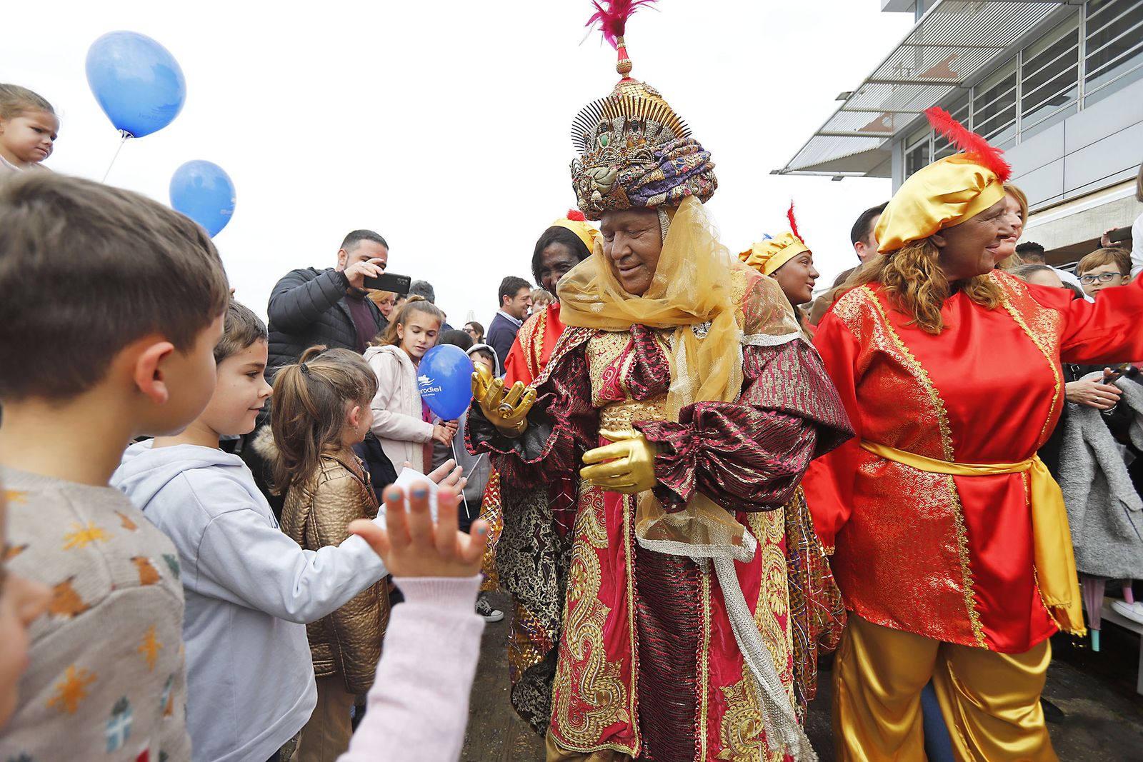 Imágenes de la mágica llegada de los Reyes Magos y la Estrella de la Ilusión a Huelva en barco