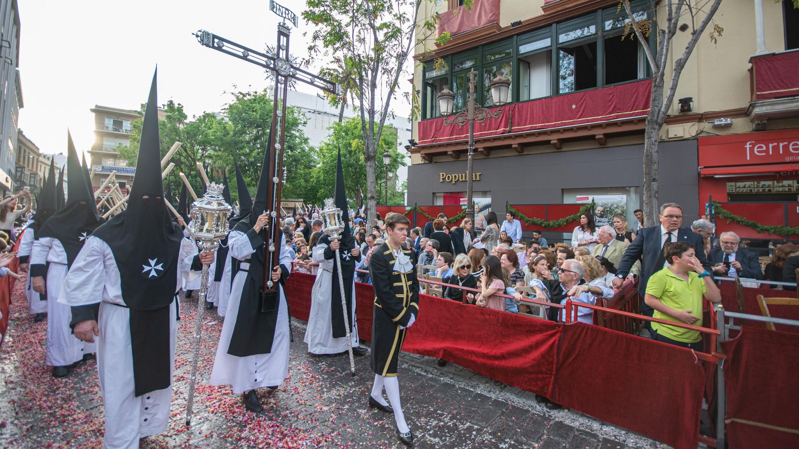 Nazarenos de la Soledad de San Lorenzo en la Campana