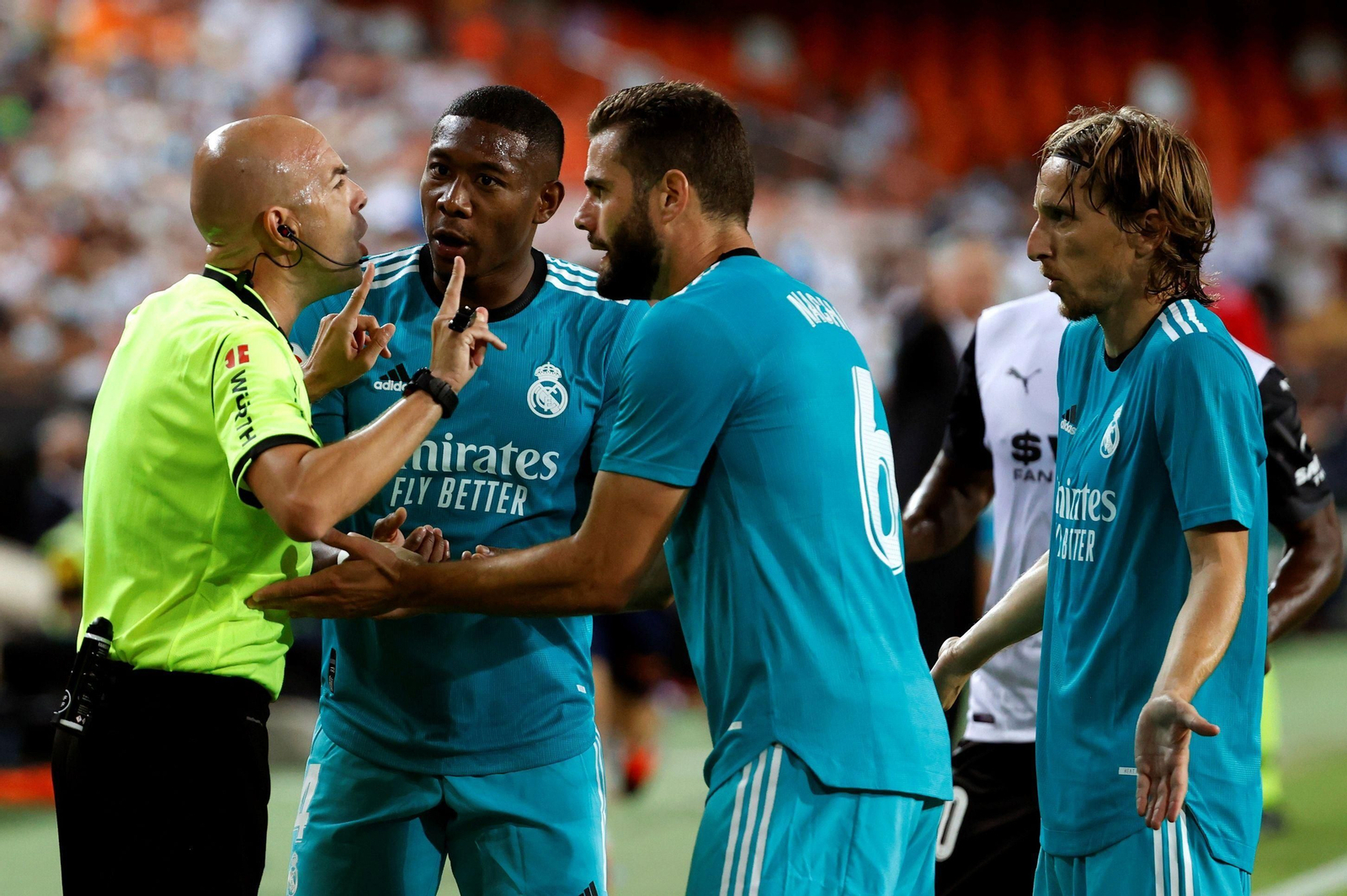 González Fuertes dialoga con los jugadores del Madrid.