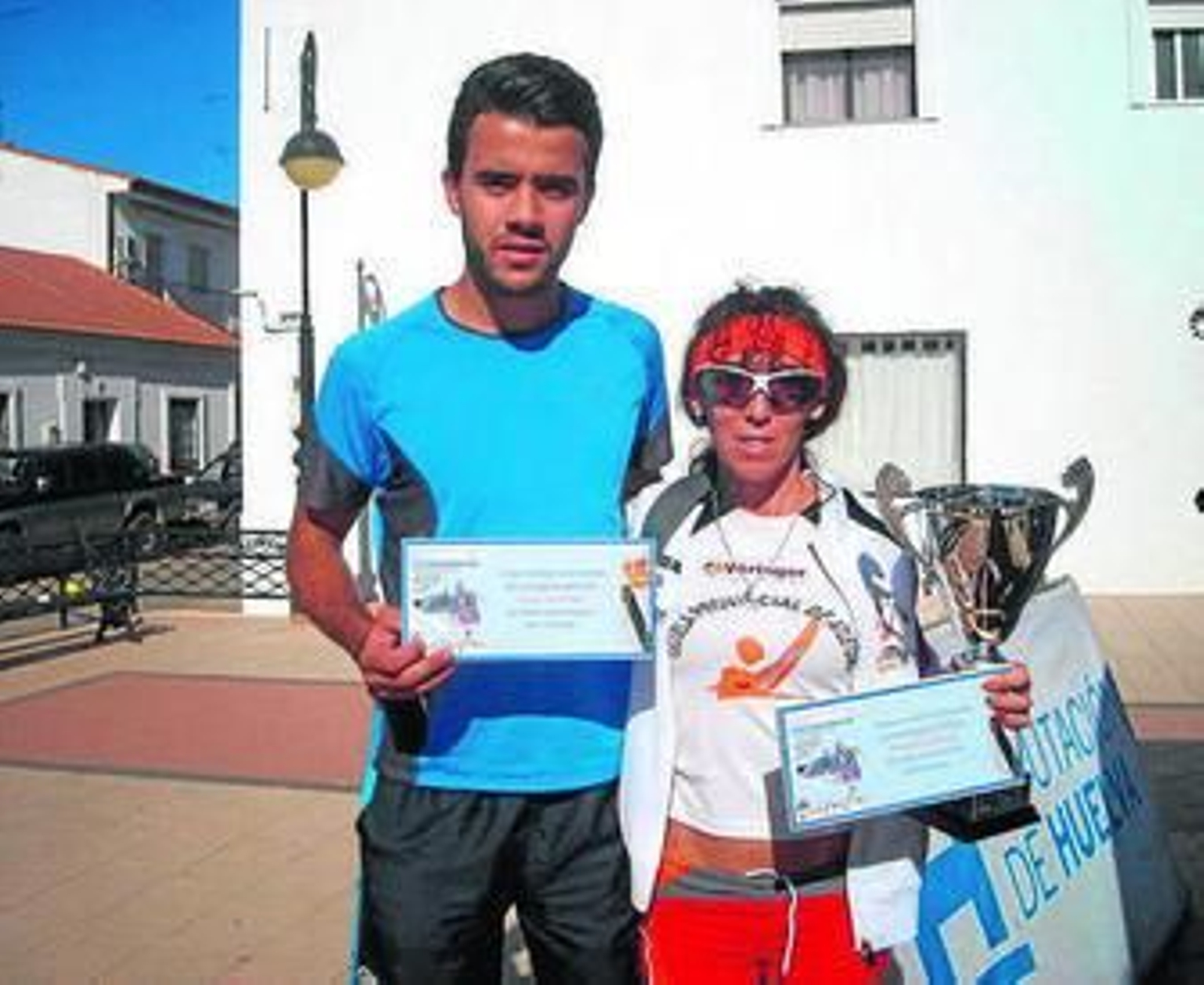 Imad Barhoun y María Belmonte, con sus trofeos al finalizar la carrera.