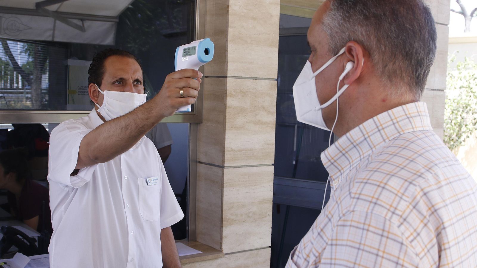 Toma de temperatura en la entrada del Club Náutico.