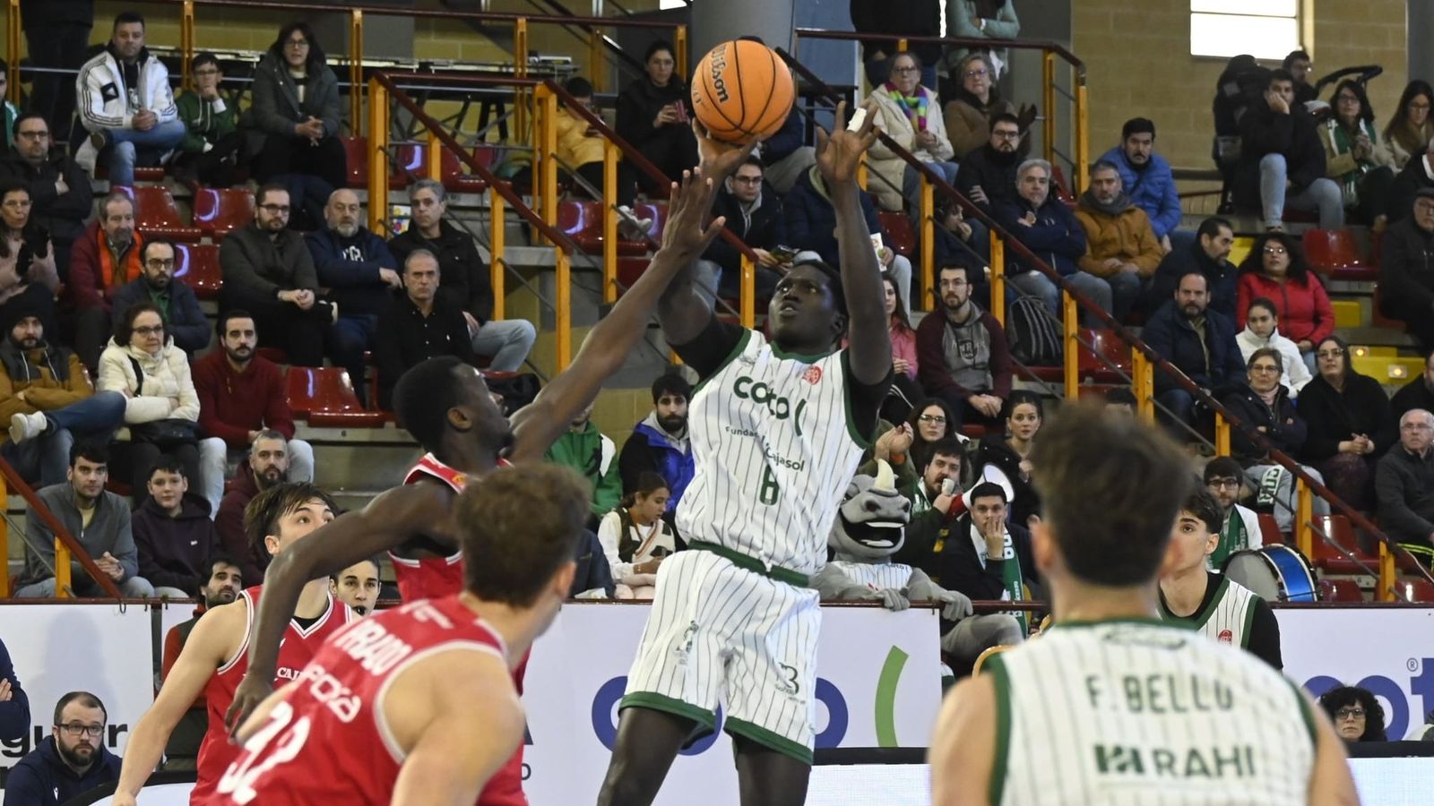 Lamine lanza a canasta ante Traoré.