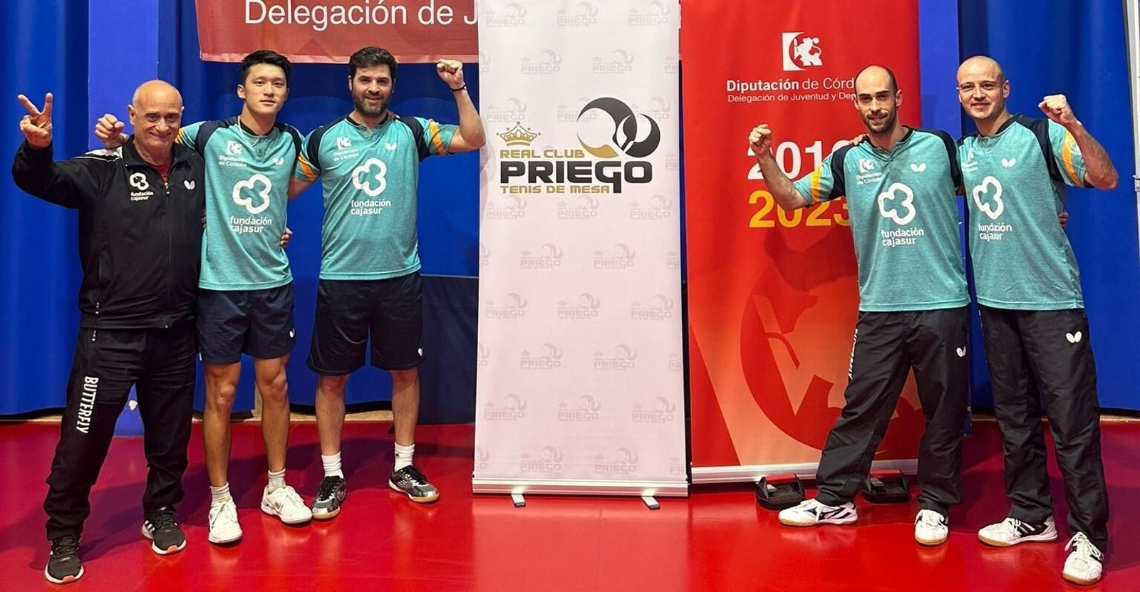 Los palistas y el técnico del Cajasur Priego celebran el triunfo que les da la liga.