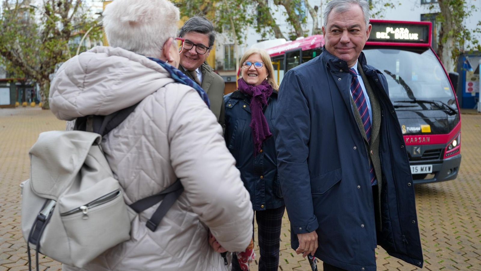 Lina, vecina de la calle Calatrava, charla con el alcalde y los ediles Álvaro Pimentel y Amidea Navarro