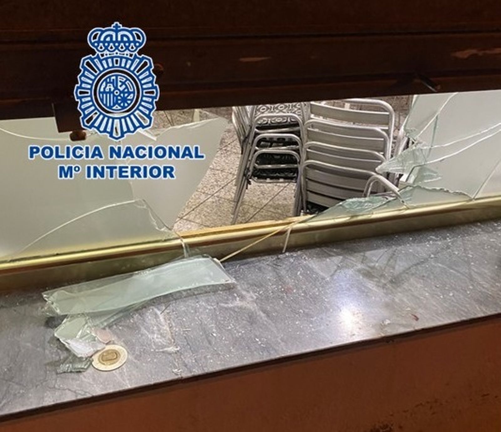 Imagen de la fractura al cristal por la que el presunto ladrón accedió a uno de los establecimientos