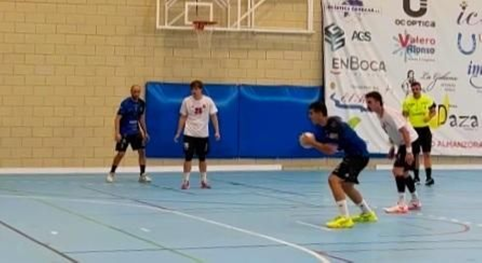 Un jugador canterano-sureño se dispone a lanzar un penalti durante un encuentro disputado en casa este curso.