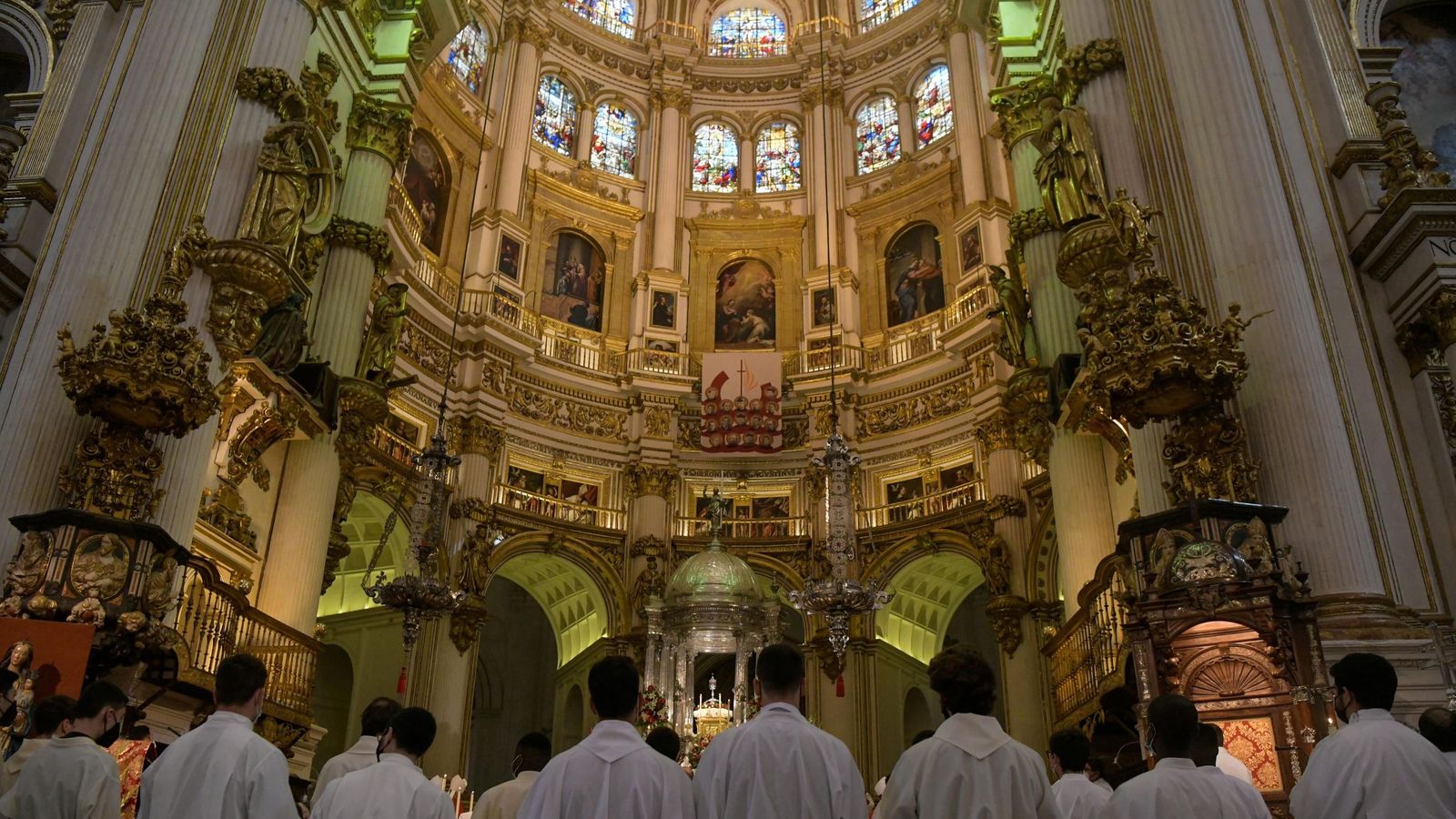 Las vidrieras de la girola en la parte superior del altar mayor