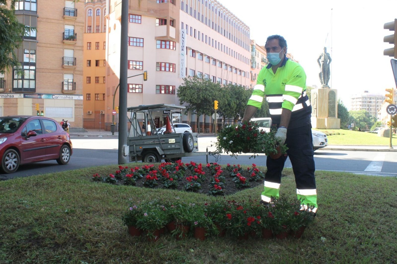 Un trabajador municipal durante sus labores de plantación.