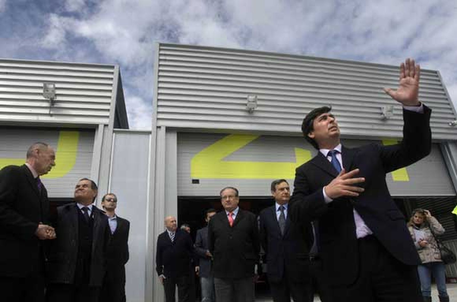 Álvaro Camacho explica los detalles del parque a los directivos de Cepsa, autoridades y empresarios presentes en la inauguración./Fotos:Erasmo Fenoy

Foto: Erasmo Fenoy