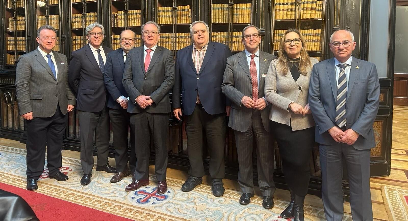 Los representantes del Cadeca posan en las dependencias del Senado.