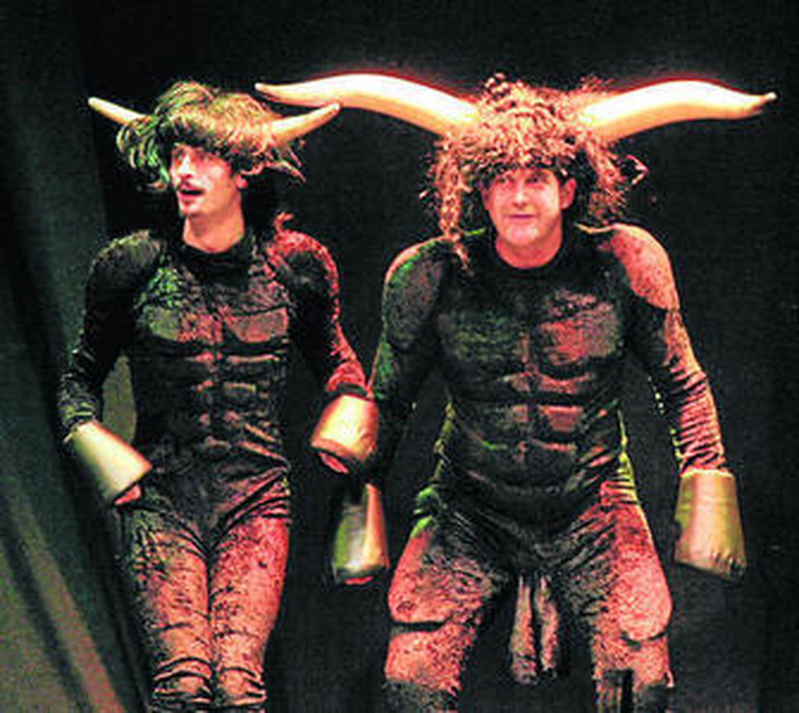 Los actores encarnan a dos peculiares toros.