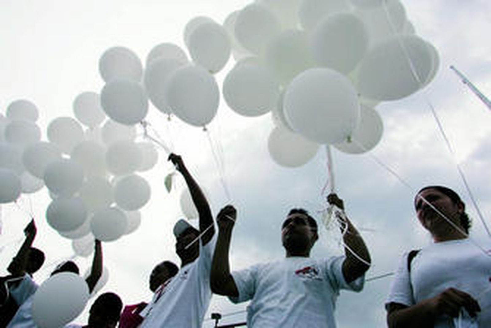 Suelta de globos el pasado lunes en San Salvador, El Salvador, en memoria de los fallecidos a causa del sida.