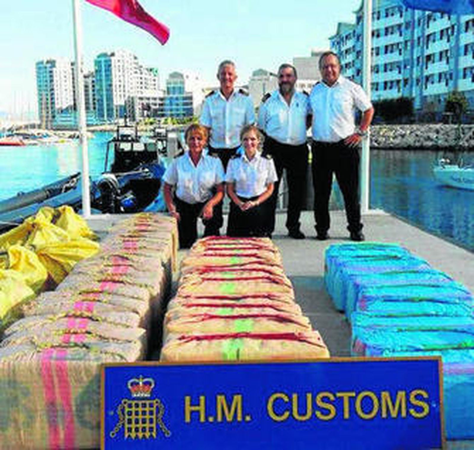 Imagen de los agentes intervinientes junto con la droga aprehendida.