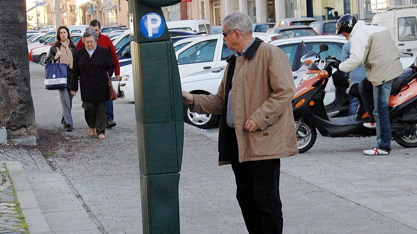 Un hombre opera en una máquina de la zona ORA