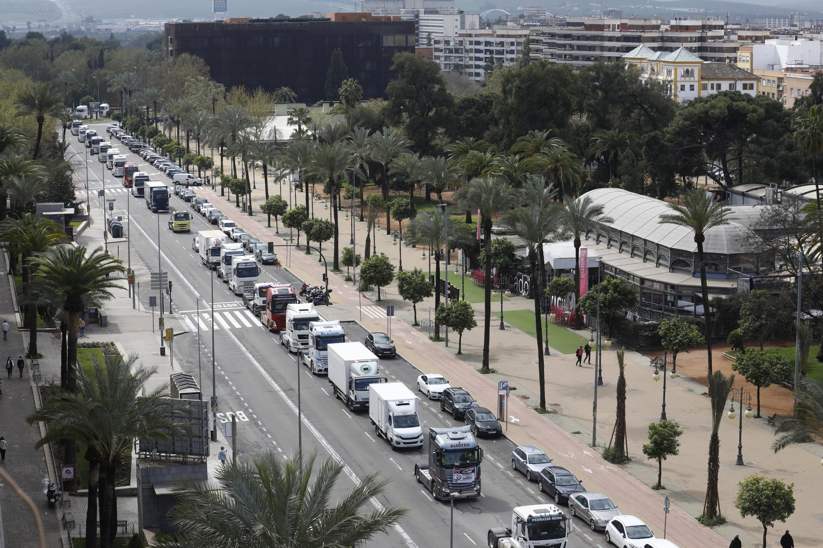 Los transportistas colapsan el centro de Córdoba, en imágenes