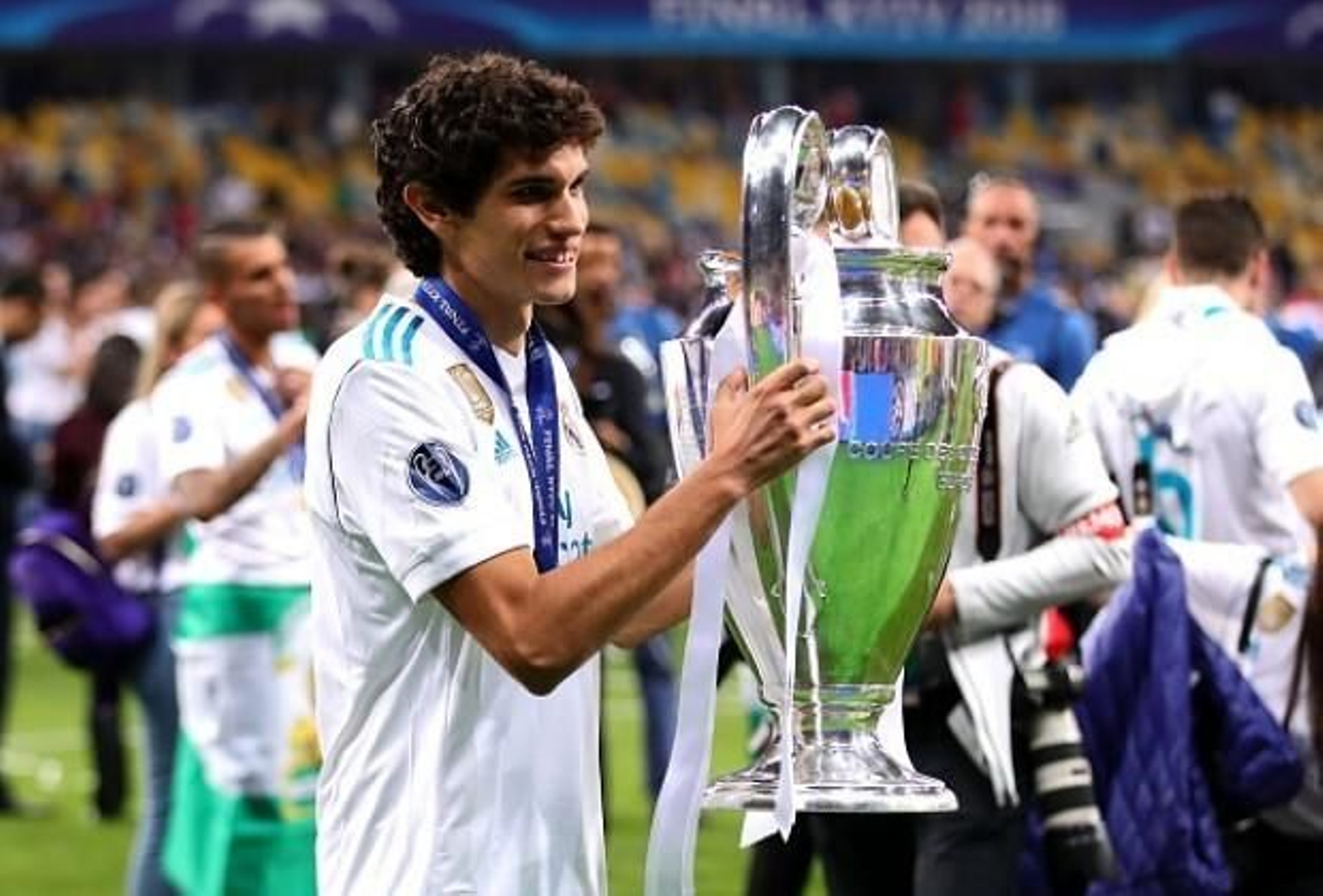 Jesús Vallejo levanta la copa en Paris