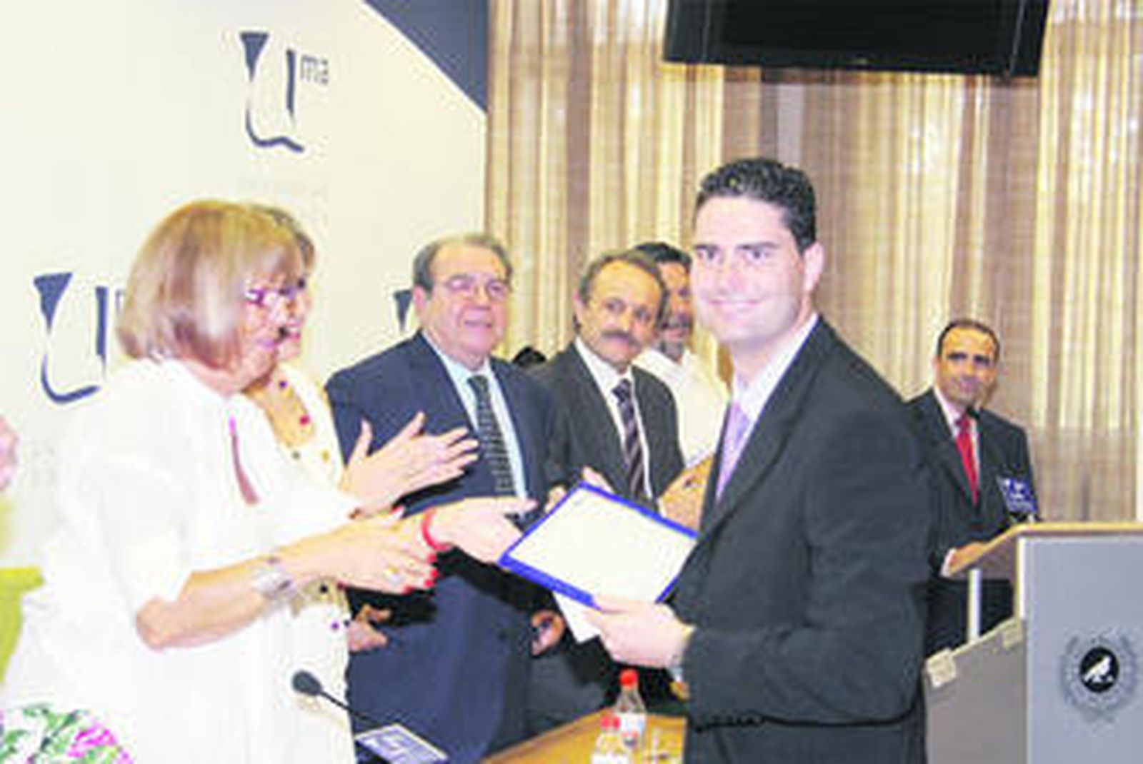 El biólogo Manuel Francisco López, ayer, recibiendo el premio Spin Off de manos de la rectora.
