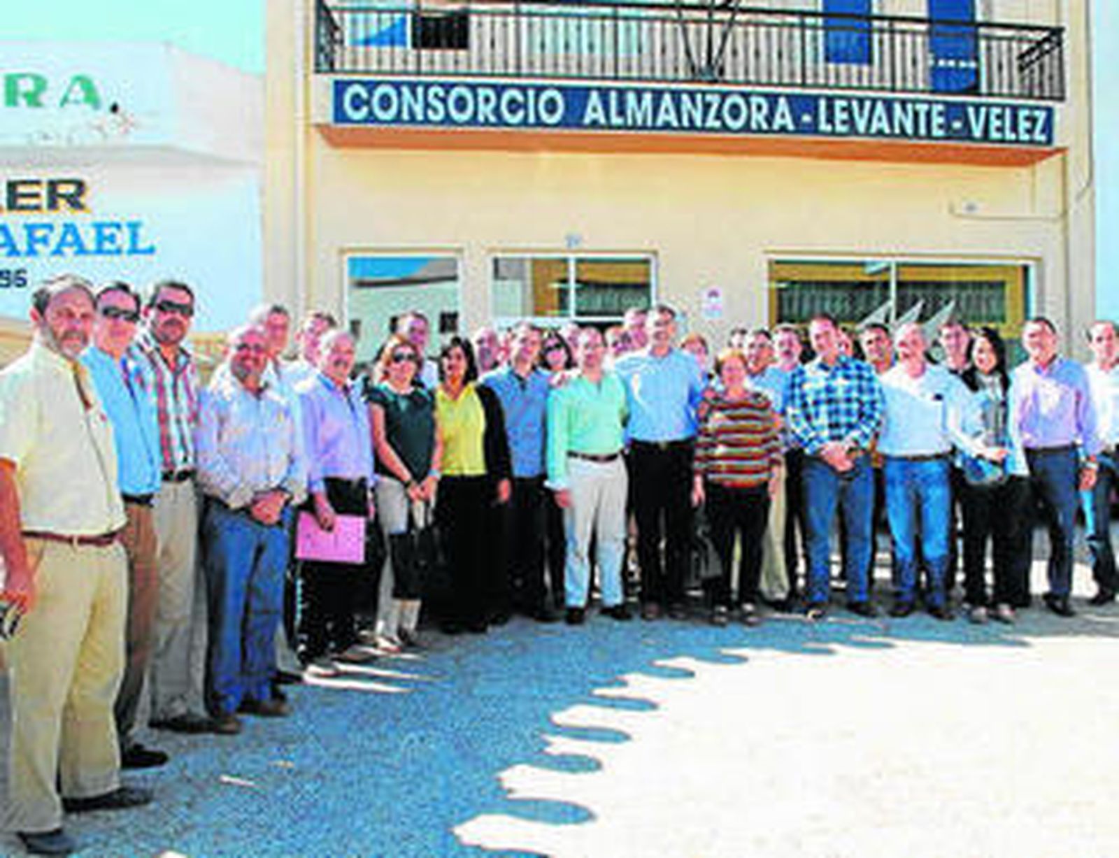 Foto de familia de los alcaldes de los pueblos que conforman el Consorcio.