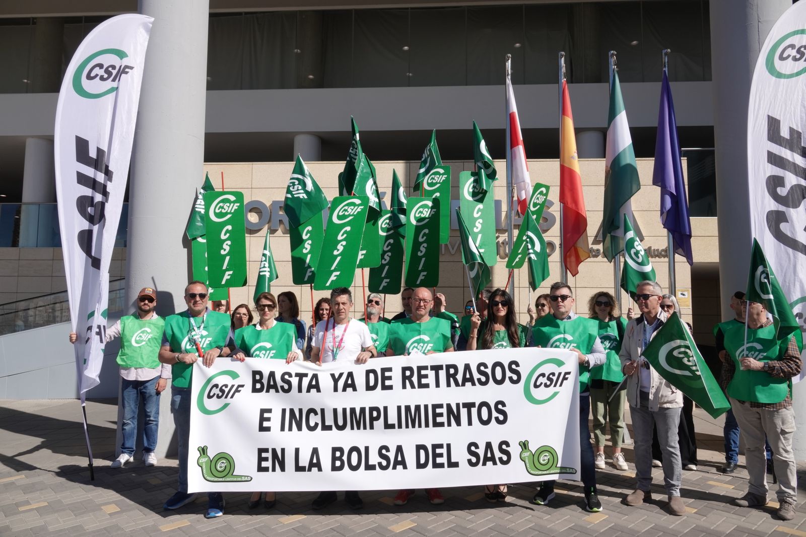 Concentración de los responsables de CSIF frente a la puerta principal del Hospital Universitario Torrecárdenas