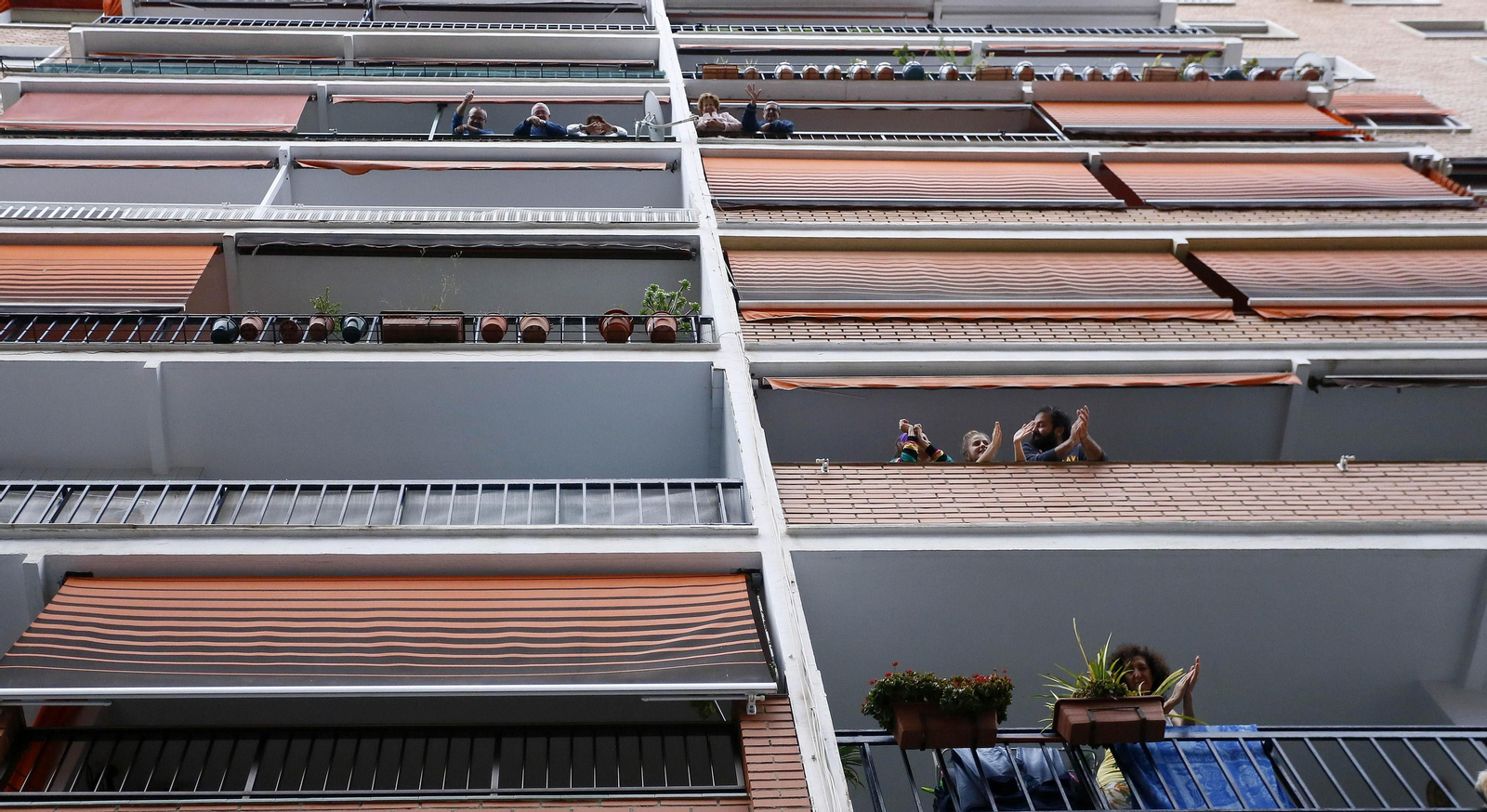 Coronavirus: El primer día de aplausos en Málaga en el que el sol aún no ha caído, en fotos