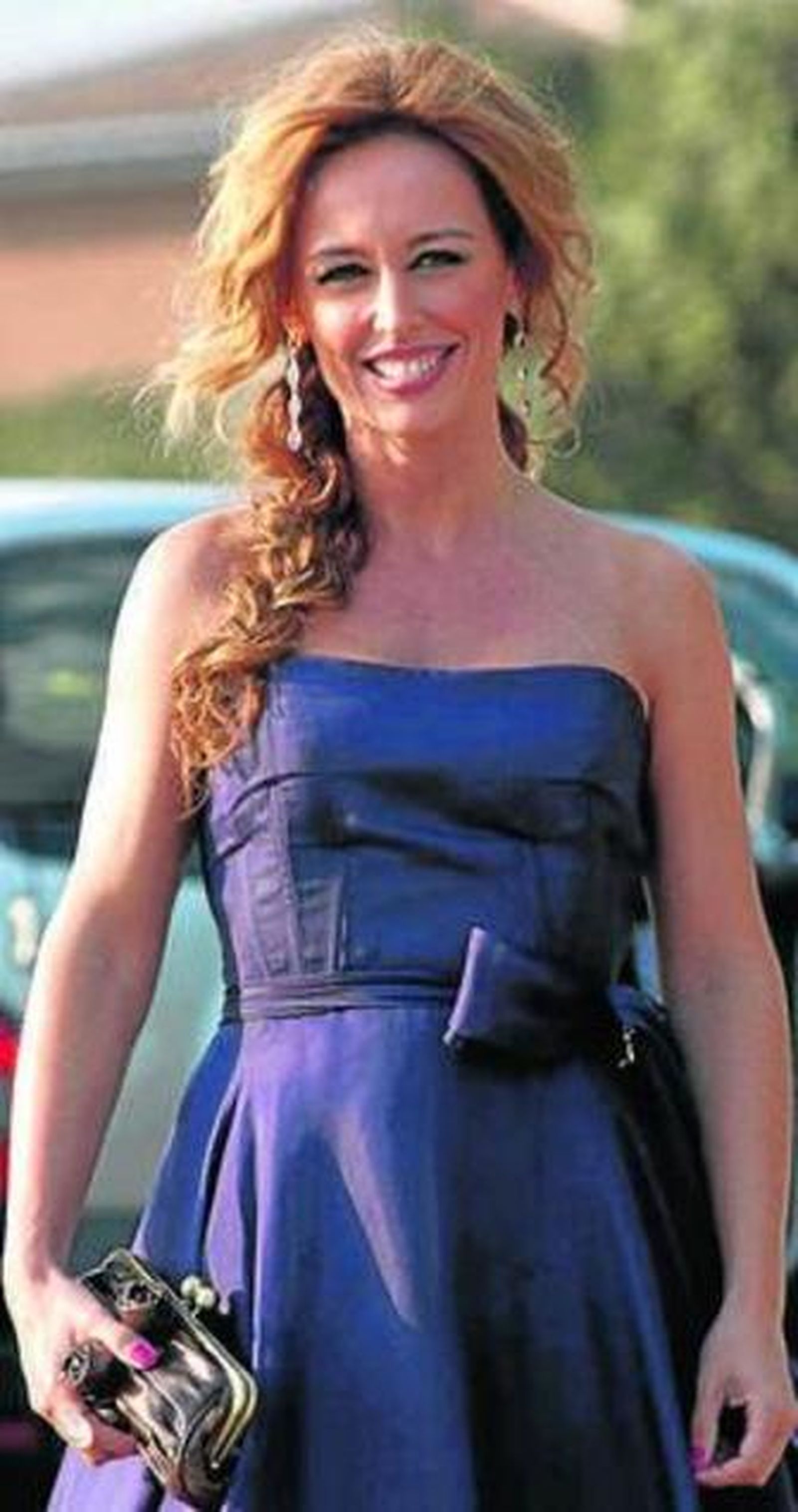 Los recién casados no dejaron de besarse en su posado para la prensa.