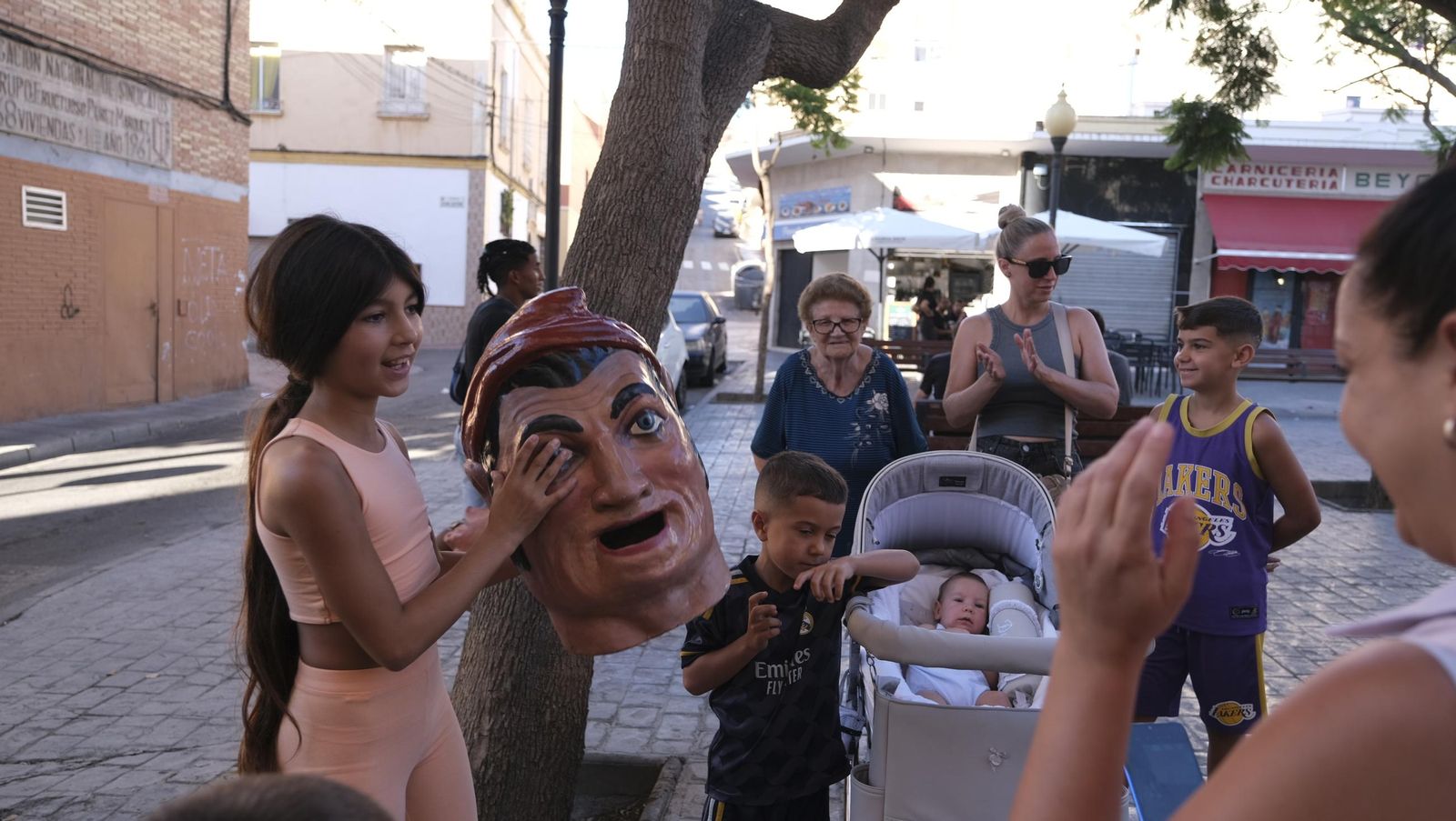 Gigantes y cabezudos en la Feria de Almería 2024, en imágenes