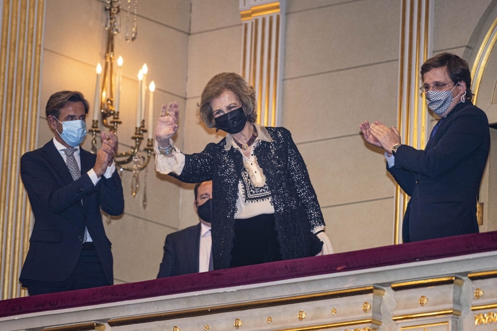 Doña Sofía saluda tras ser ovacionada en el Teatro Real.