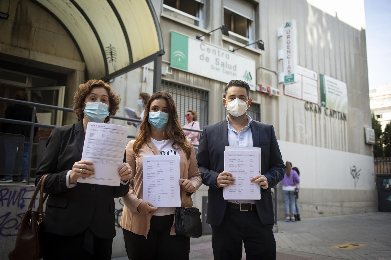 La familia de José Manuel muestra las firmas impresas frente al centro de salud de Gran Capitán