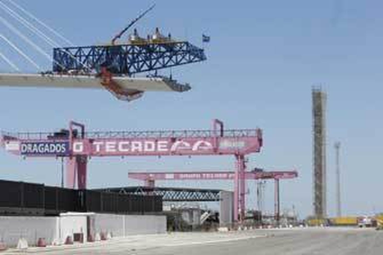 Imagen del carro de izado descendente de la pila 13 que descansa sobre las dovelas. Se ve como apenas unos 50 metros lo separan de la pila 14. /Julio González