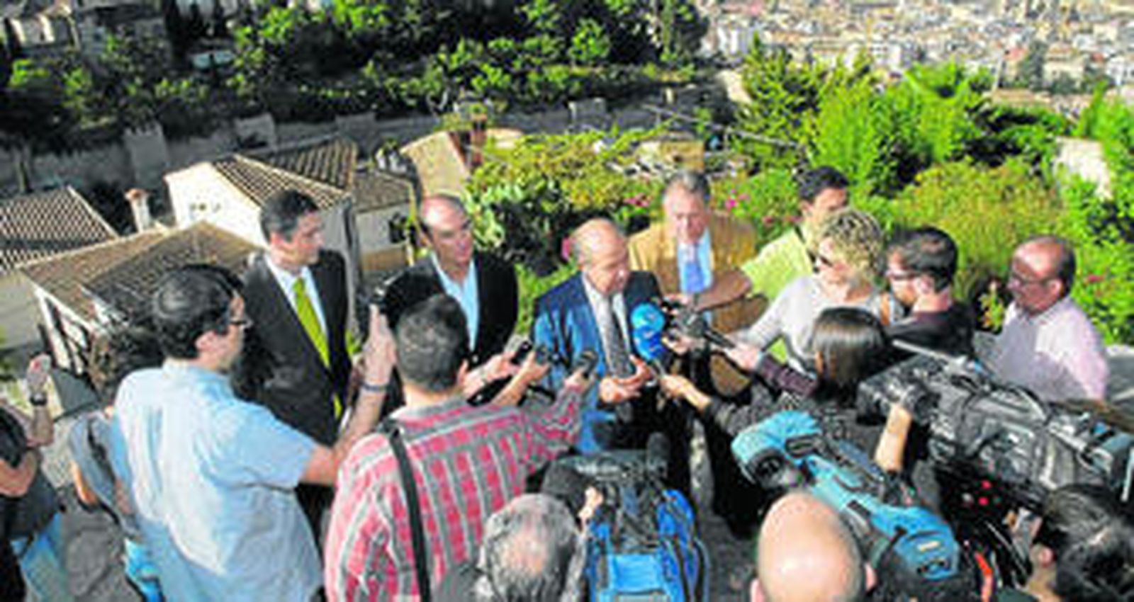 El alcalde de Granada, ayer durante una visita al Albaicín.