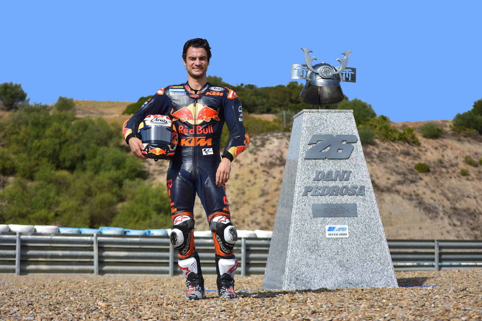 Dani Pedrosa posa junto al monolito de su curva en el Circuito de Jerez.