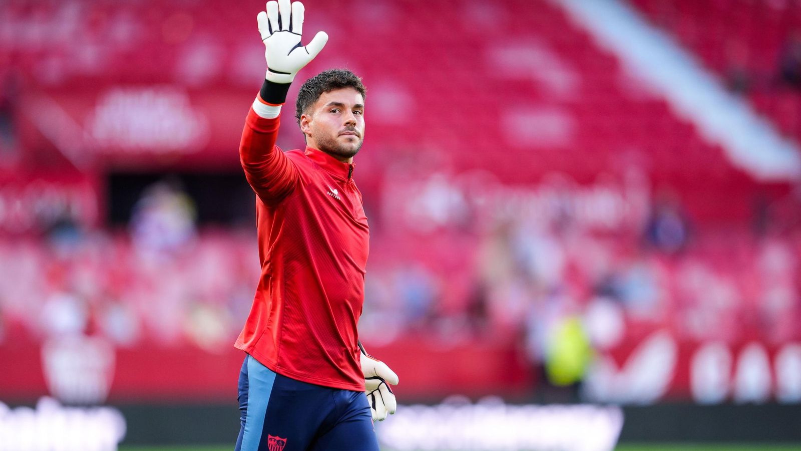 Álvaro Fernández, durante el calentamiento del Sevilla-Real Sociedad
