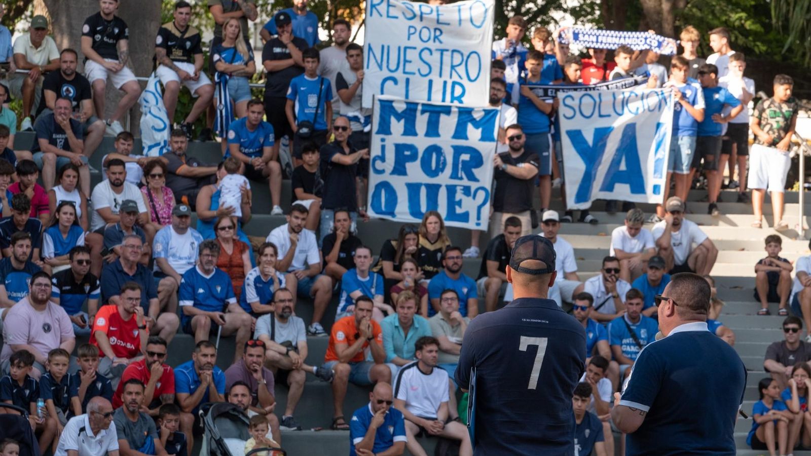 Imagen de la concentración pacífica de un millar de aficionados.