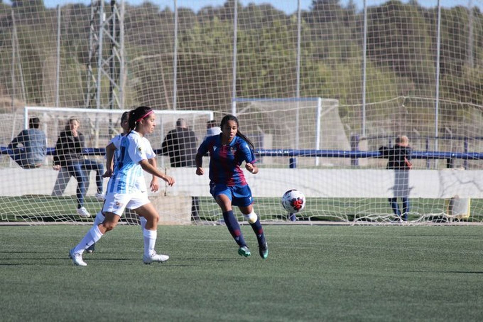 Lance del encuentro del Málaga femenino en el estadio del Levante B.