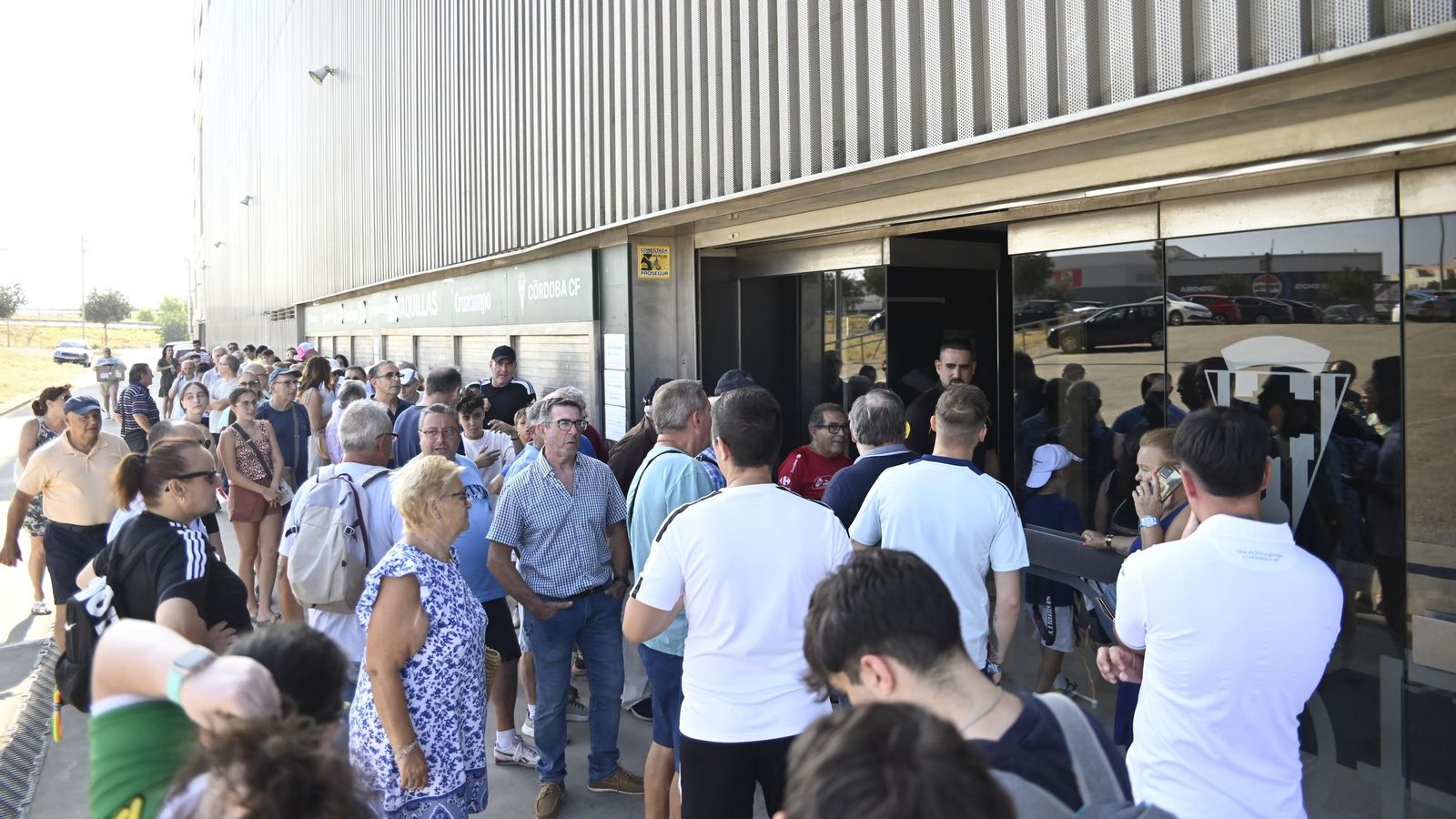 Abonados del Córdoba CF se agolpan frente a las oficinas del club durante la campaña de abonados.