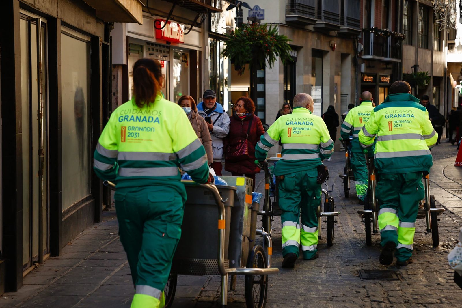 Los trabajadores ya lucen el nuevo uniforme con el lema "Cuidamos Granada".