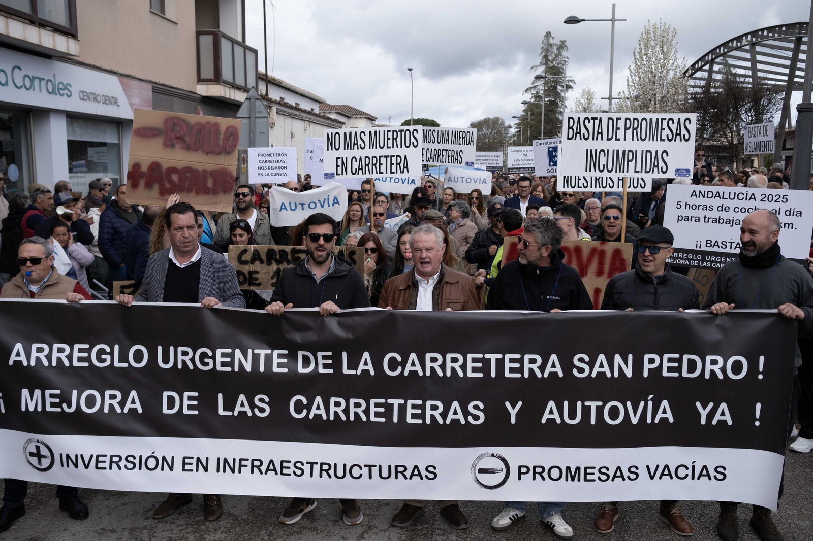 Manifestación por la mejora de las carreteras de la Serranía de Ronda, en fotos