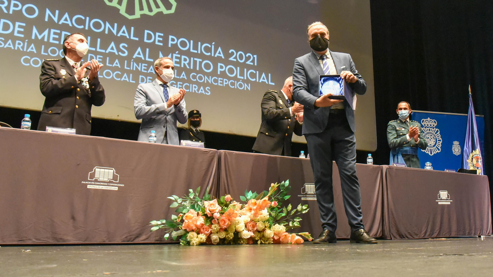 Las fotos de la entrega de medallas por el Dia de la Policía Nacional
