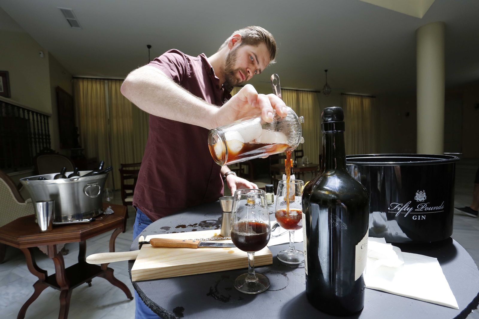 Filip Stribrny, bartender del 'London Cocktail Club' de Shoreditch, ganador del concurso con el cóctel 'House of the Rising Sun' .