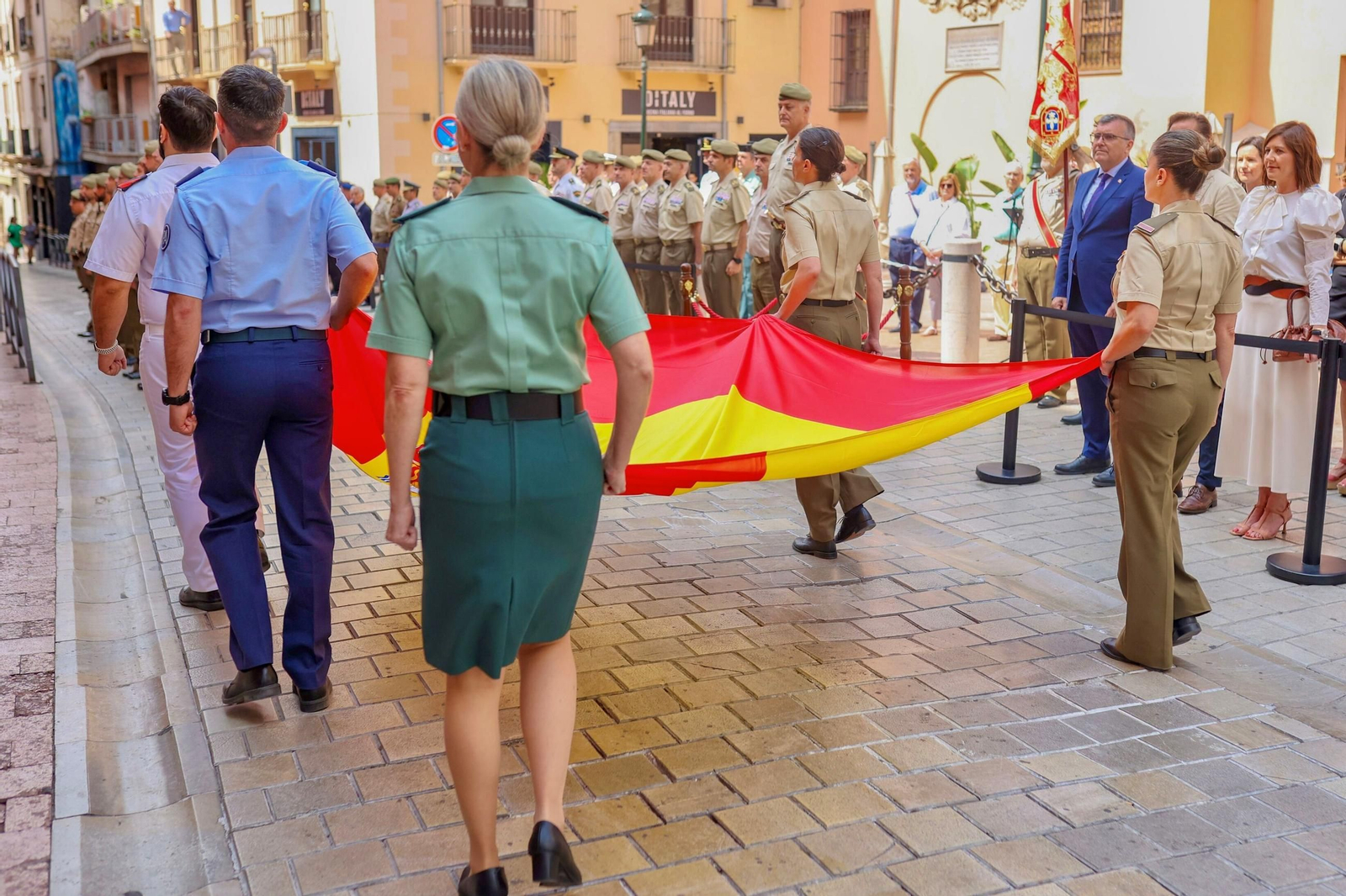 Fotos: el acto de izado de la bandera de España en Granada por el Día de las Fuerzas Armadas