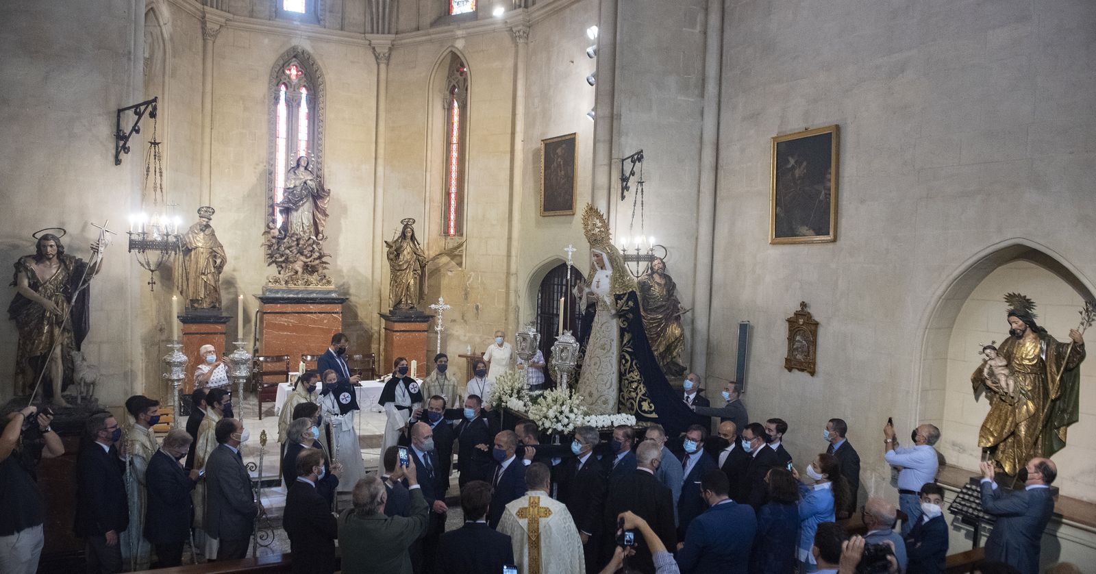 Rosario de la aurora con la Virgen del Dulce Nombre