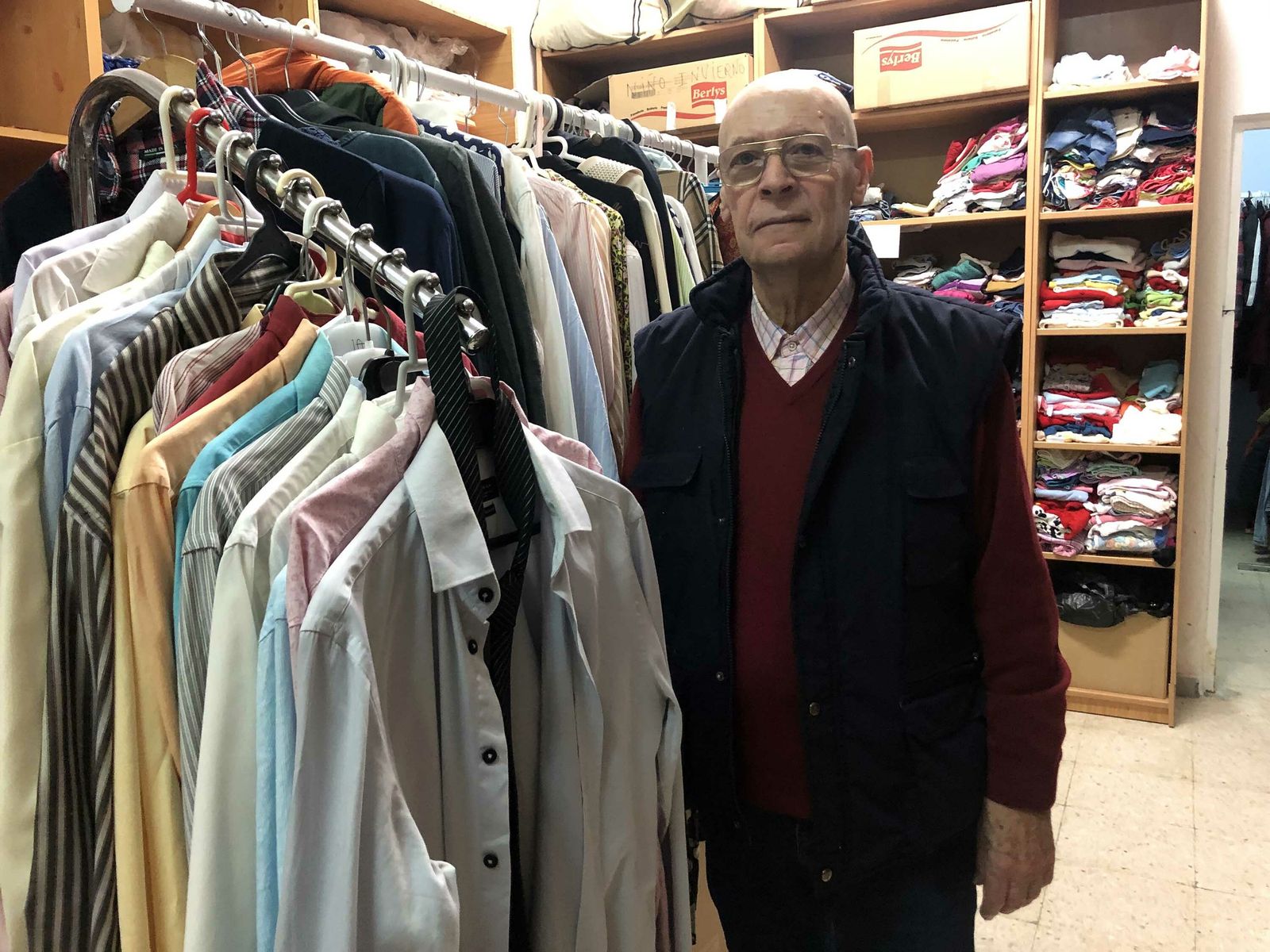 Joaquín Casiña en el ropero de Cáritas.