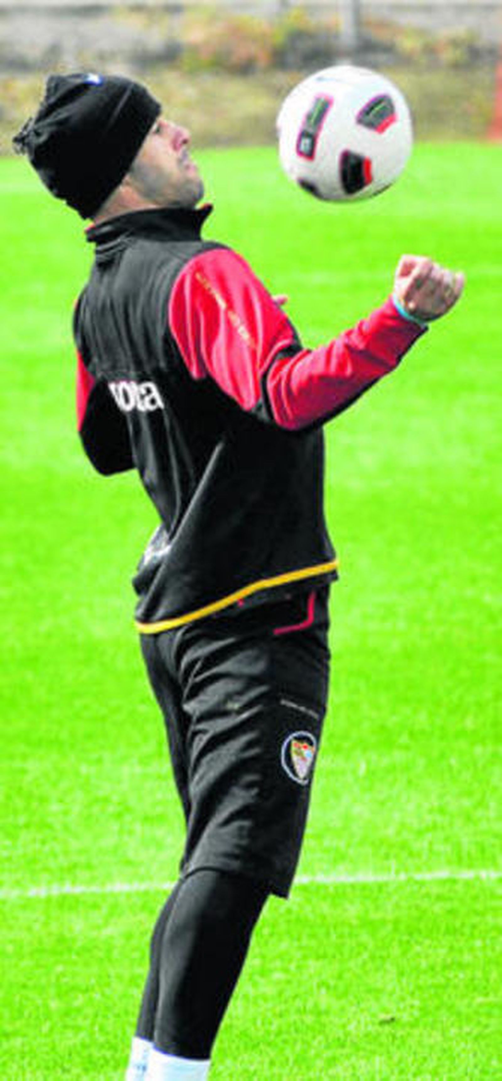 Negredo, con la cabeza cubierta, controla con el pecho.