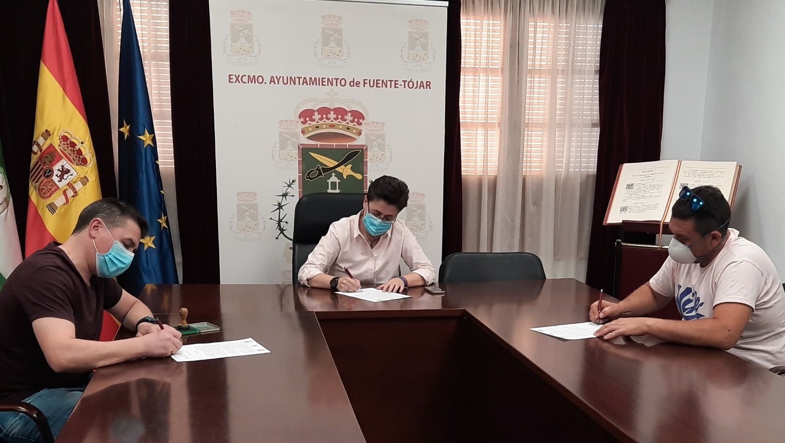 El alcaldesa, Marifé Muñoz, con representantes de los colectivos colaboradores.